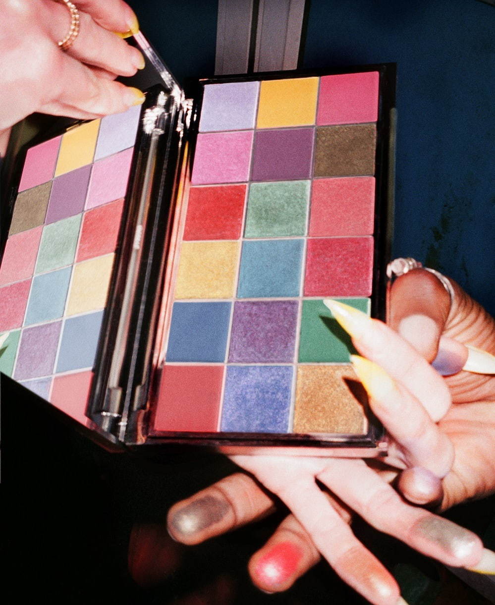 バイレード“色の実験”を楽しむ虹色アイパレット、煌めくレッド＆マットネイビーなど18色｜写真8