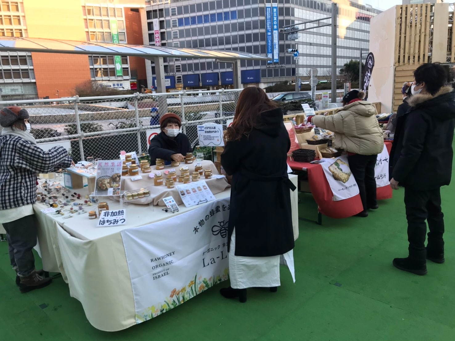 「新宿フリーマーケット」日替わりキッチンカー＆雑貨店が新宿西口に集結、ステーキ丼や手作りアクセ｜写真13