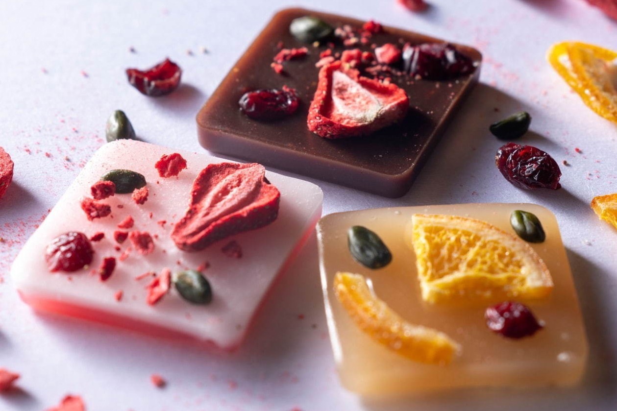 和菓子｜鶴屋吉信からドライフルーツを使った新スタイル羊羹「果の彩」3種のフレーバーが1セットに