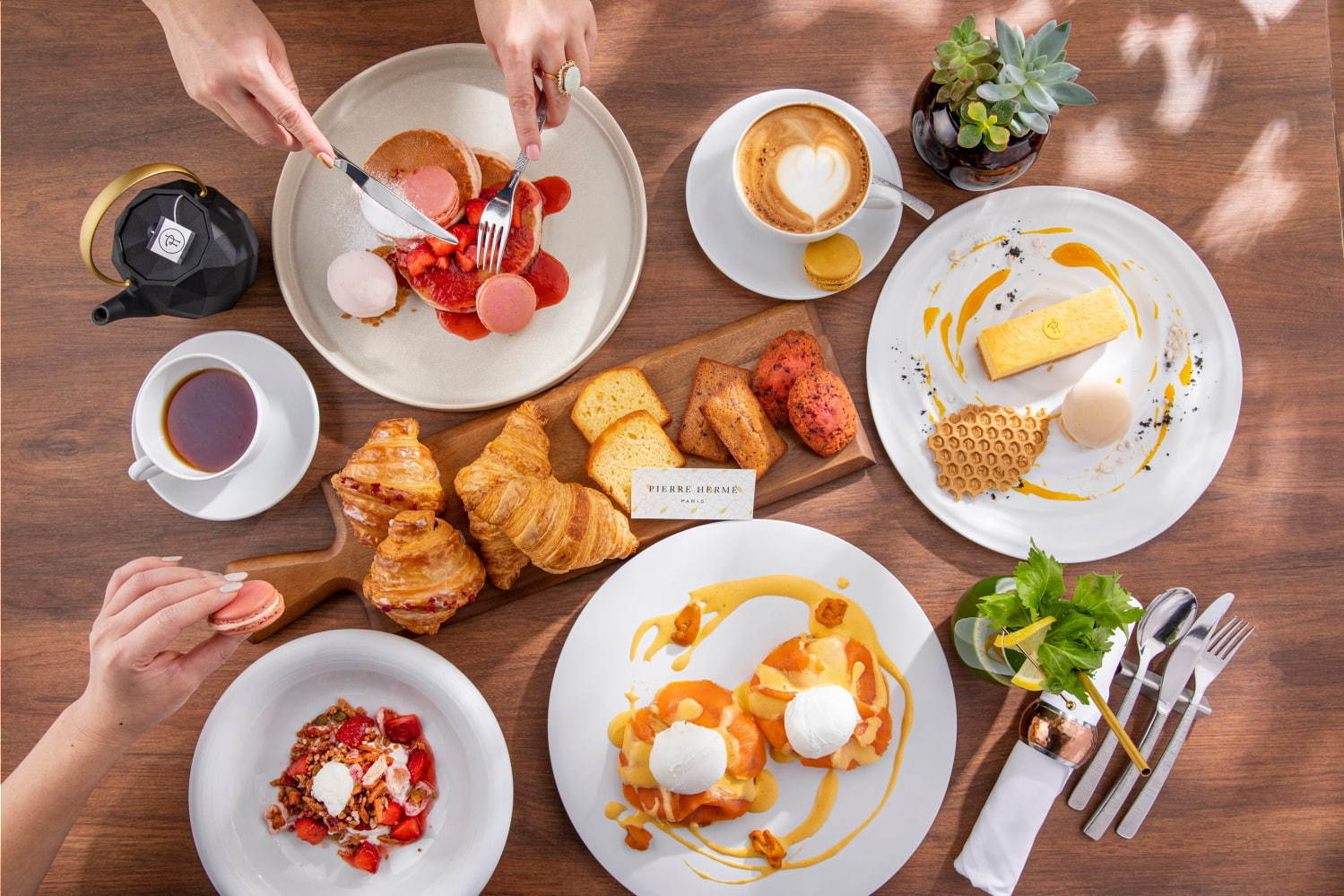 キンプトン新宿東京×ピエール・エルメ・パリのブランチ、ハチミツアイス付きニューヨークチーズケーキなど｜写真1