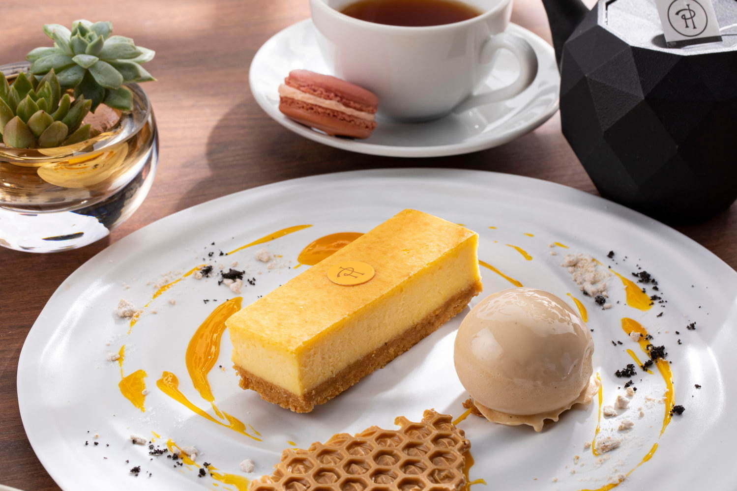 キンプトン新宿東京×ピエール・エルメ・パリのブランチ、ハチミツアイス付きニューヨークチーズケーキなど