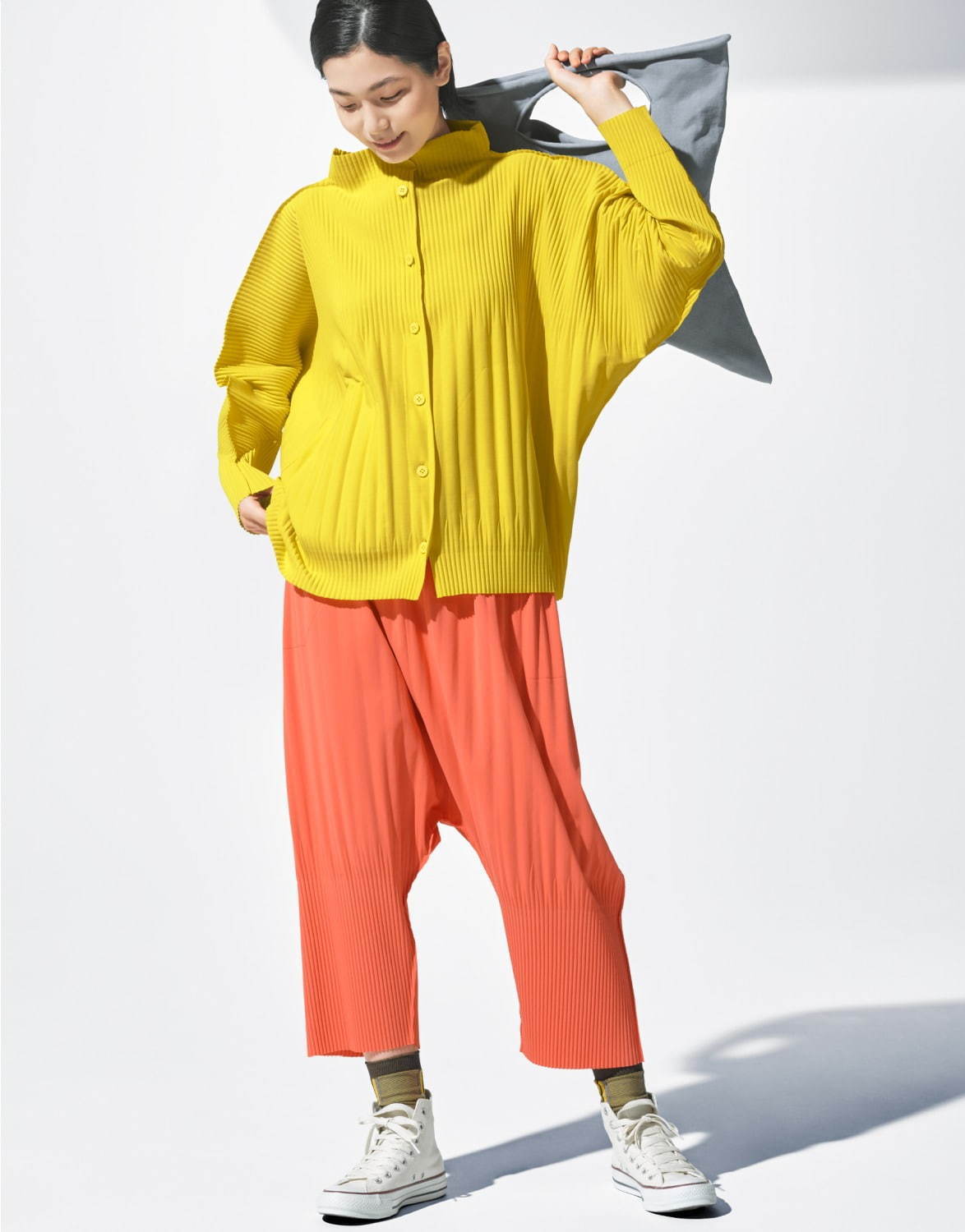 ミー イッセイ ミヤケの新作アイテム、“消しプリーツ”のカーディガンや四角形のハンドプリーツバッグ - ファッションプレス