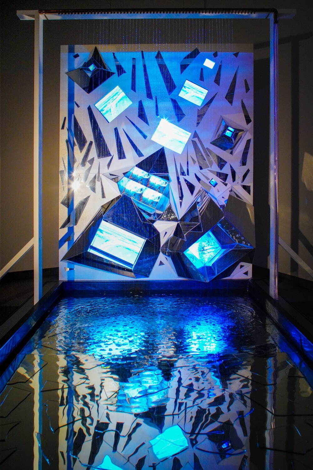 《ナイアガラの滝》1985/2021年 久保田成子ヴィデオ・アート財団蔵
(新潟県立近代美術館での展示風景、2021年) 撮影：吉原悠博