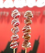 いちご飴専門店「ストロベリー フェチ」キャナルシティ博多に、“パリッとジューシー”デザート風いちご飴｜写真3