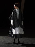 Y'sの新作ウェア - “穴あき”ニットやギャバジンジャケット、サスペンダーパンツも｜写真5