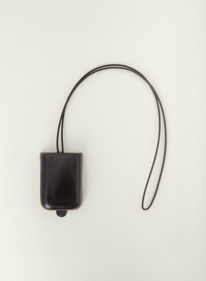 ルメール“スペインの煙草・葉巻ケース”着想のレザーバッグ＆カードホルダーなど、丸みを帯びたフォルムで｜写真15