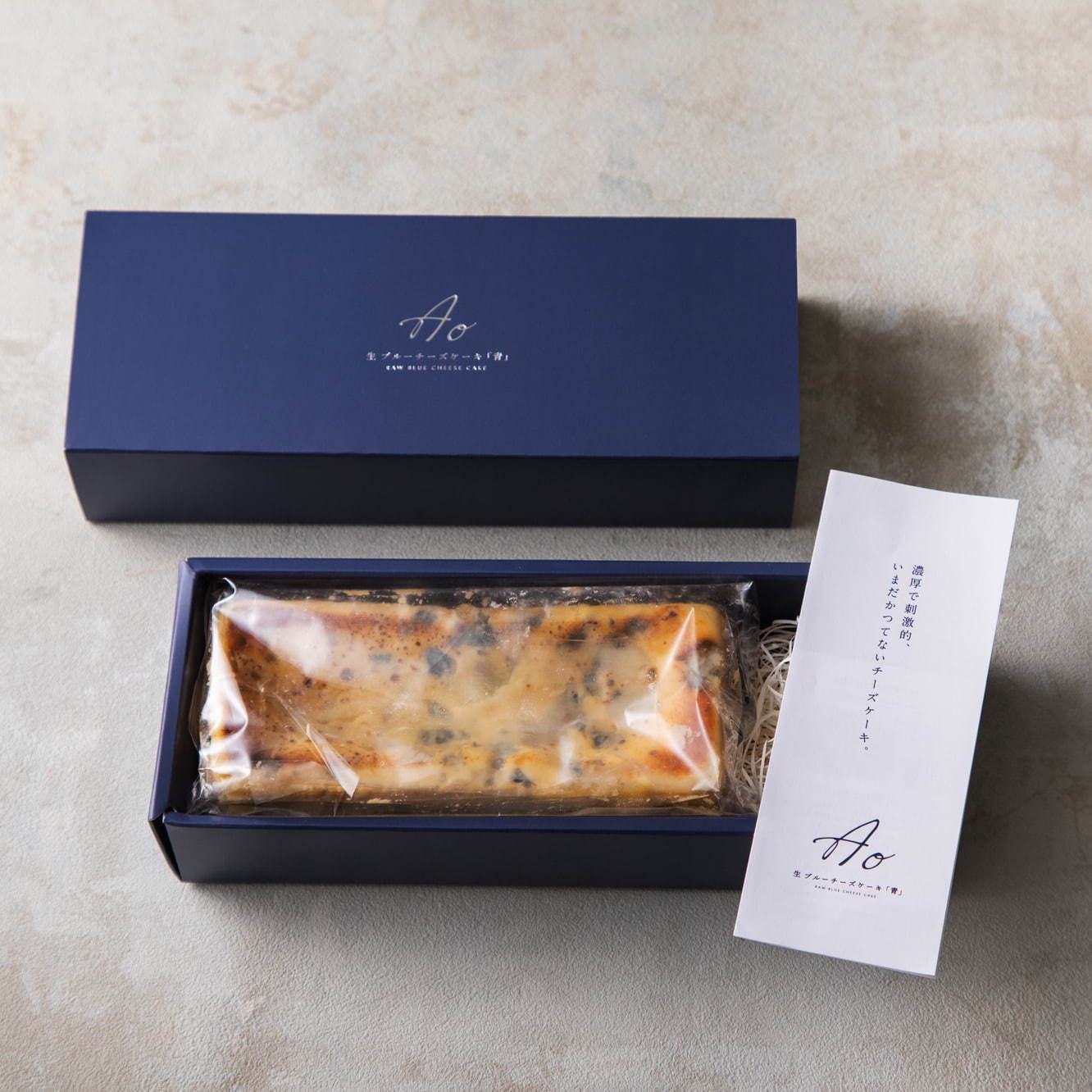「生ブルーチーズケーキ 青」2,484円(税込)