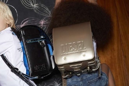 ディーゼルのランドセル“メタリック”カラーの新作、ガンメタルやシャンパーニュピンク
