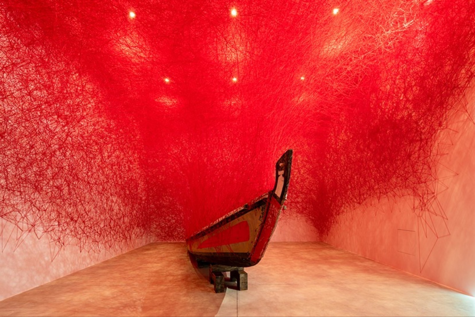 塩田千春《水の記憶》撮影:小山田 邦哉