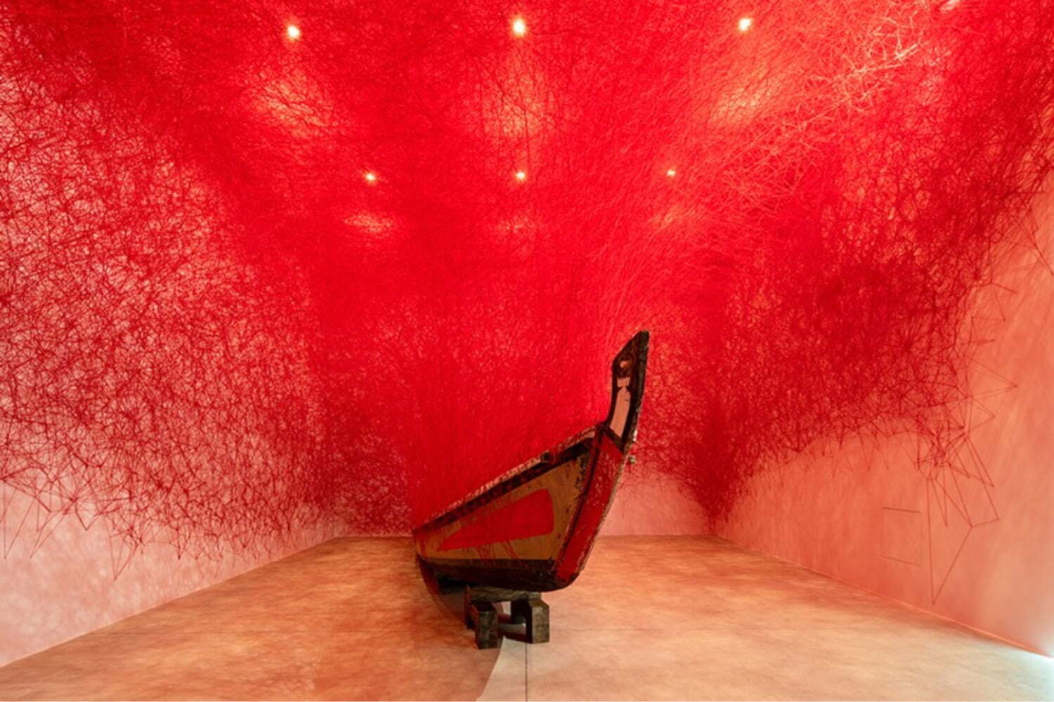 塩田千春やレアンドロ エルリッヒによる作品の常設展示 十和田市現代美術館でスタート ファッションプレス 塩田千春やレアンドロ エルリッヒによる作品の常設展示 十和田市現代美術館でスタート ファッションプレス