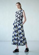 イッセイ ミヤケ"ファスナーで繋ぎ合わせる"ウェアや"ポーチにすべて収まる"ジャケットなど｜写真6