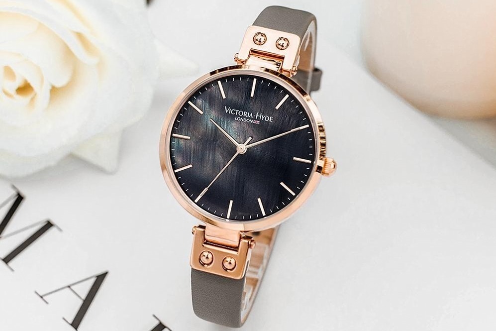 ヴィクトリア・ハイド ロンドン“テムズ川”着想の新作ウィメンズ腕時計、ゴールド×ブラックで