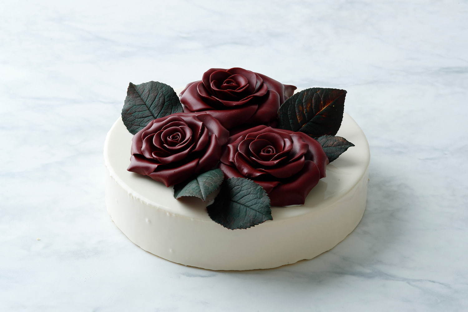 パレスホテル東京のホワイトデー ハイヒール型 のショコラや 大輪の薔薇 を配したケーキなど ファッションプレス