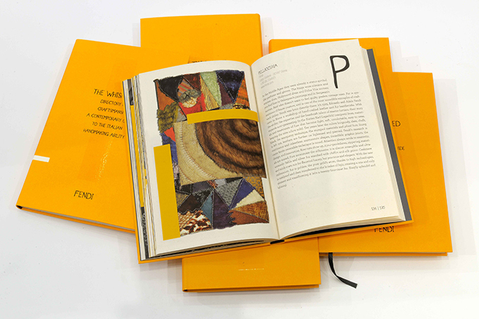 メイド イン イタリーの卓越性を語るフェンディの書籍発売！「ペカン柄」をブックボックスに採用 | 写真