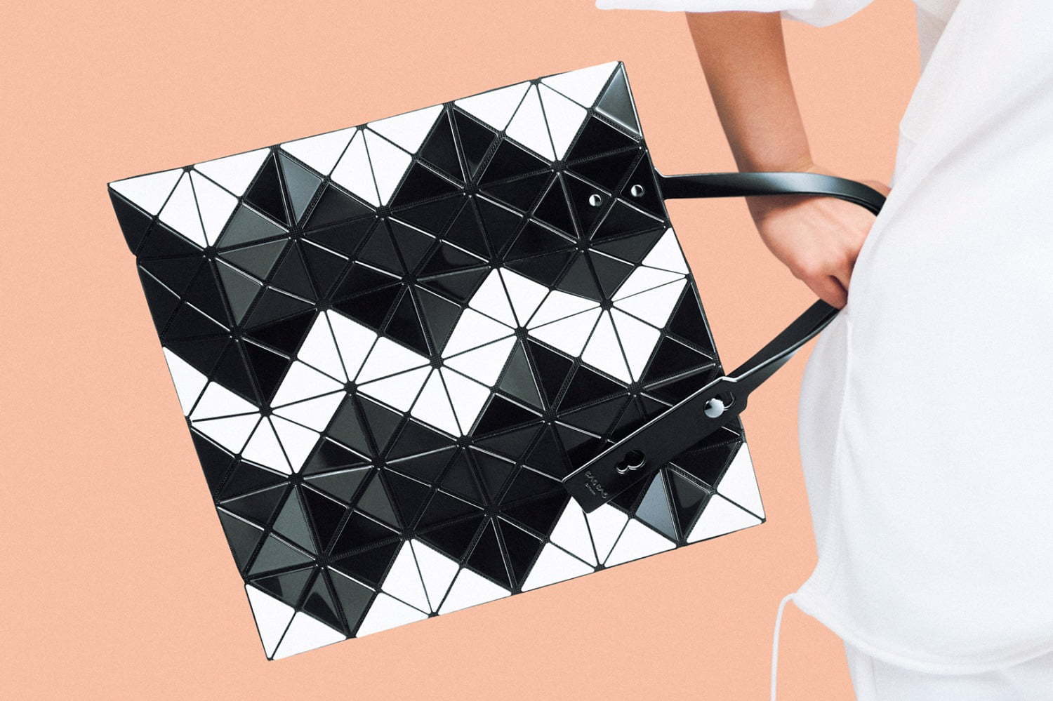 BAO BAO ISSEY MIYAKE”ジグザグ柄”の新作トートバッグ、三角