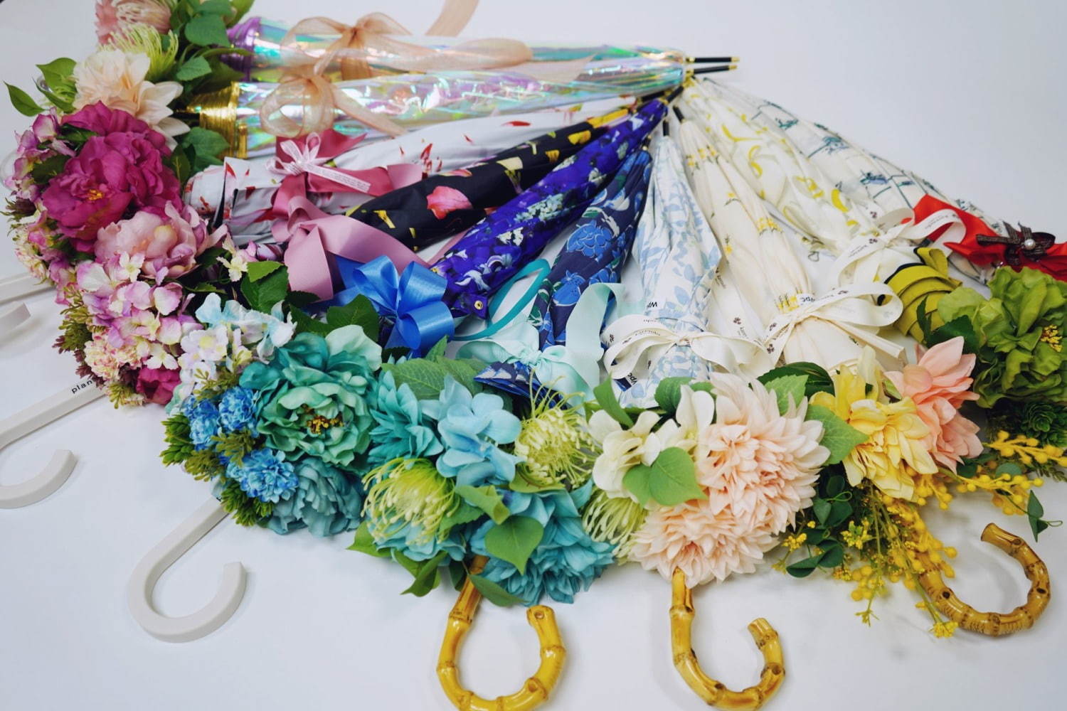 花束みたいな傘”アンブレラブーケ、Wpc.がフラワーショップ「カレンド」とコラボ - ファッションプレス