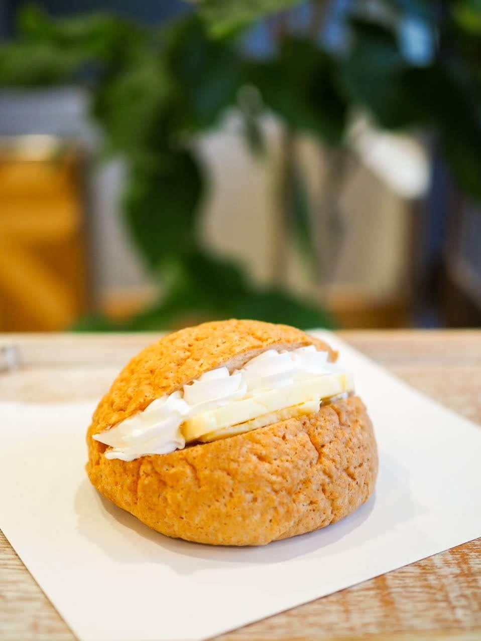 横浜ル・ミトロン「台湾メロンパン」カリッとメロンパンに厚切りバターやチーズをサンド｜写真6