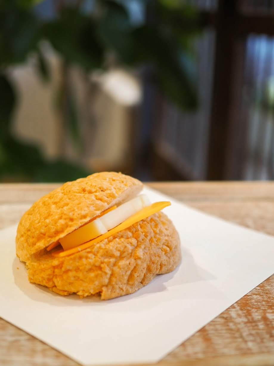 横浜ル・ミトロン「台湾メロンパン」カリッとメロンパンに厚切りバターやチーズをサンド｜写真5