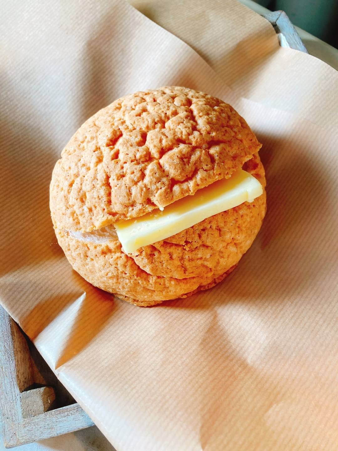 横浜ル・ミトロン「台湾メロンパン」カリッとメロンパンに厚切りバターやチーズをサンド｜写真1