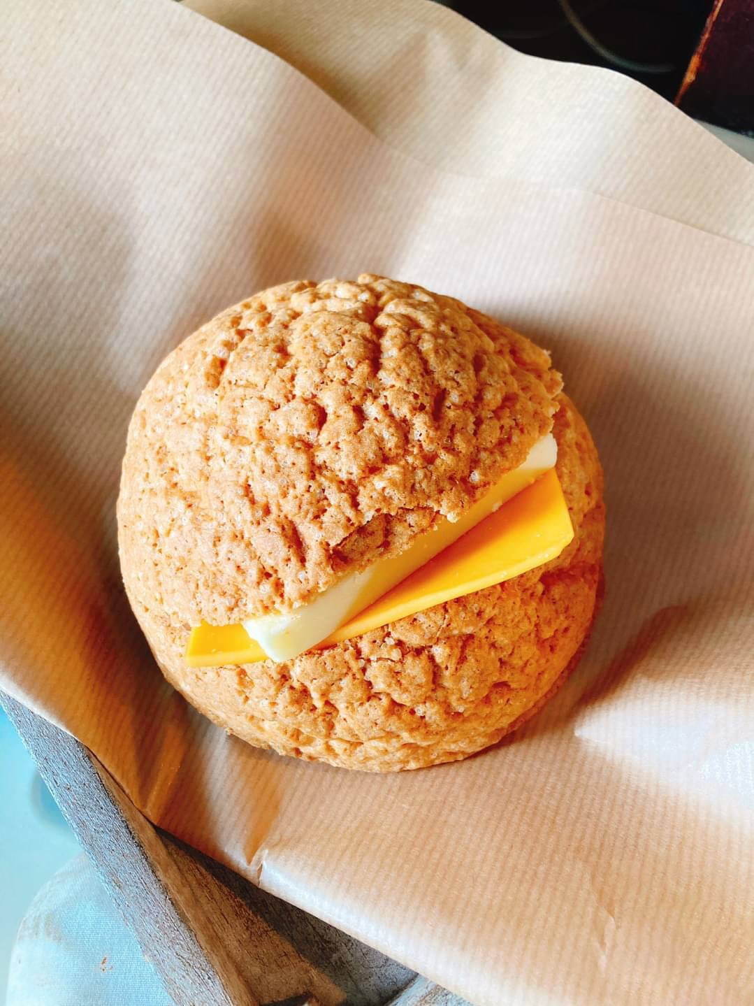横浜ル・ミトロン「台湾メロンパン」カリッとメロンパンに厚切りバターやチーズをサンド｜写真3