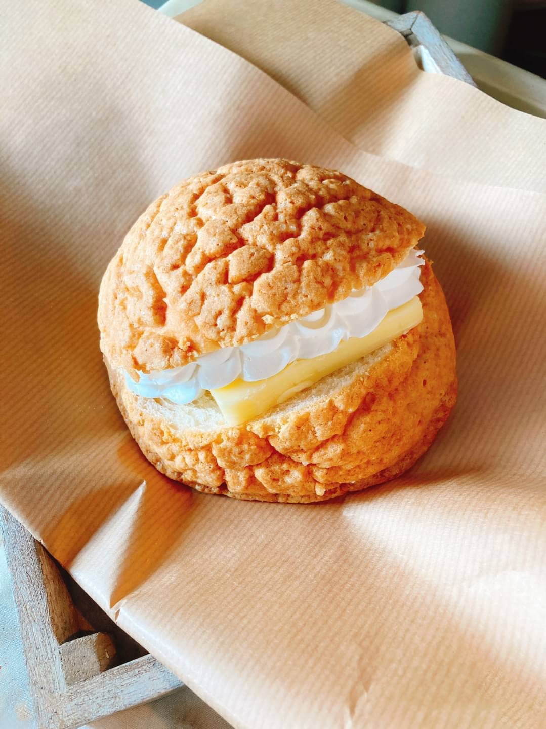 横浜ル・ミトロン「台湾メロンパン」カリッとメロンパンに厚切りバターやチーズをサンド｜写真2