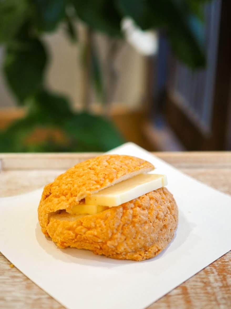 横浜ル・ミトロン「台湾メロンパン」カリッとメロンパンに厚切りバターやチーズをサンド｜写真4