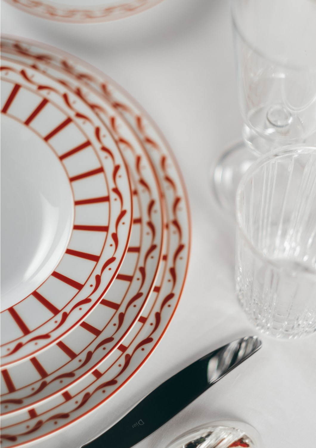 ディオール メゾン“生命の色”レッドカラーの新作テーブルウェア、トワル ドゥ ジュイの陶器カップなど｜写真30