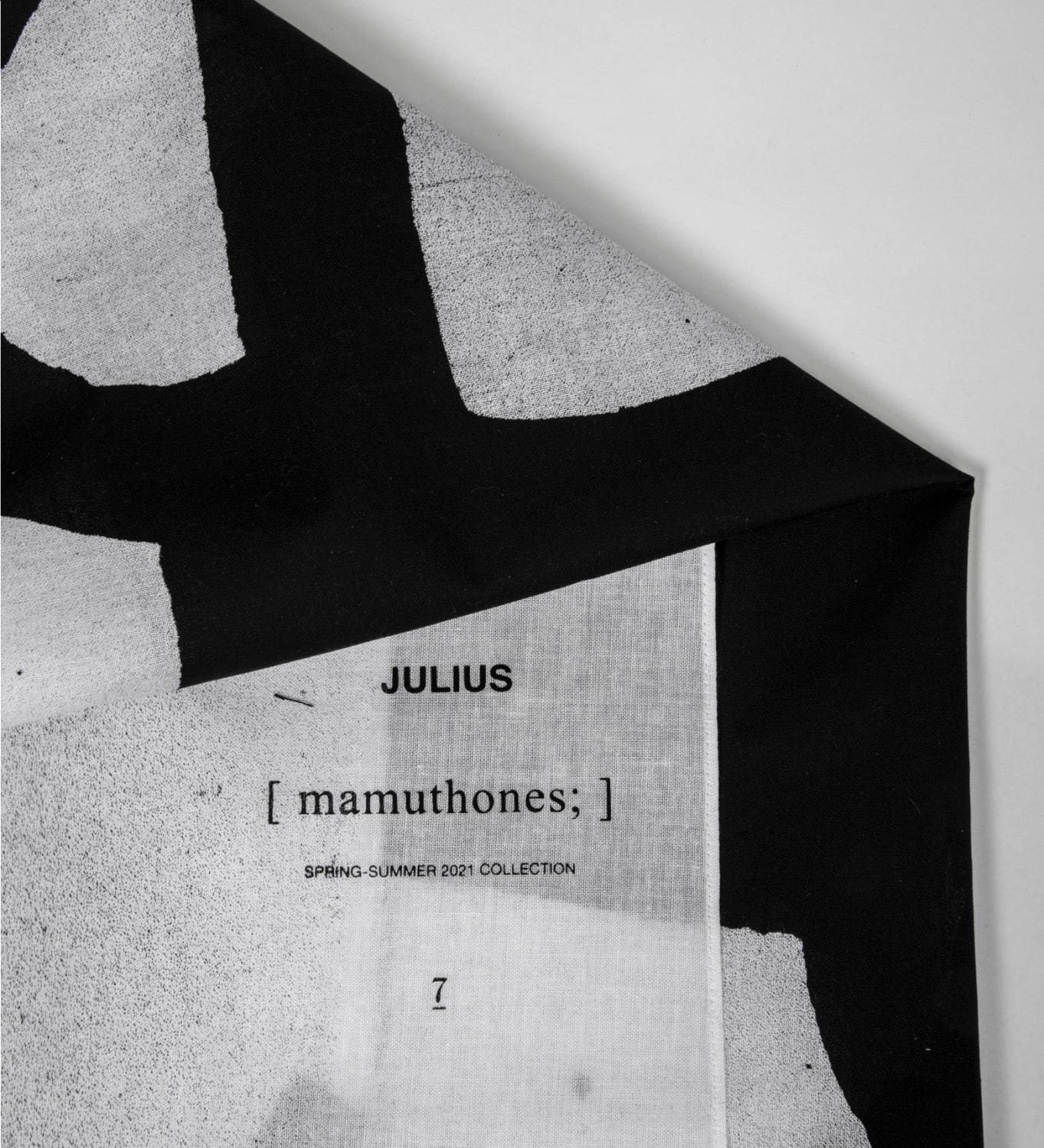 ユリウス“グラフィックプリント”を施したモッズコート、伊勢丹新宿メンズ館限定で｜写真7