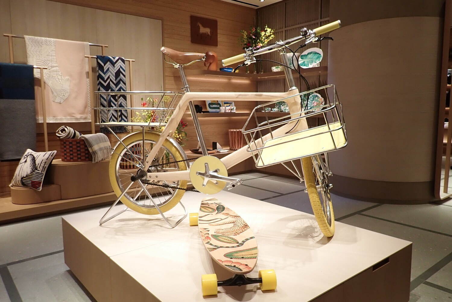 1階：木製の自転車 展示