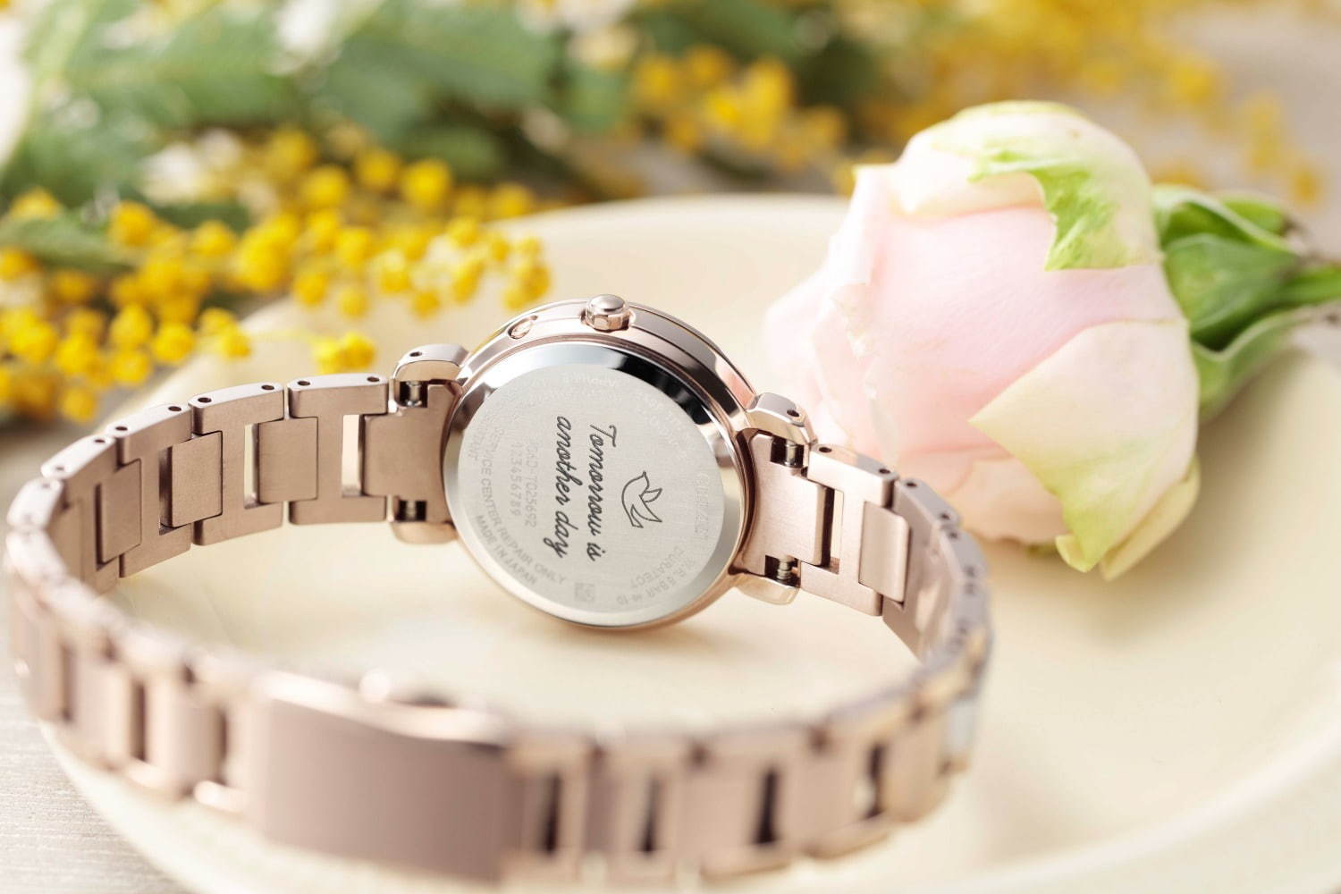 シチズン クロスシー“桜”モチーフの限定腕時計、“花開く瞬間”を描いた文字板＆サクラピンクのケース｜写真12