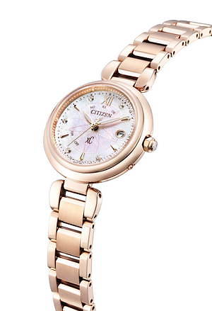 シチズン クロスシー“桜”モチーフの限定腕時計、“花開く瞬間”を描いた文字板＆サクラピンクのケース ファッションプレス