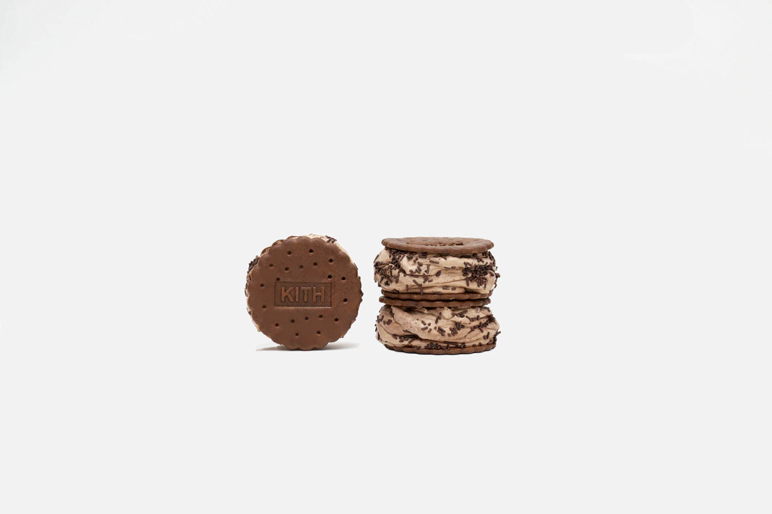 キス トリーツ“ロゴ入りクッキー×チョコバニラ×シリアル”のアイスクリームサンドウィッチ｜写真1