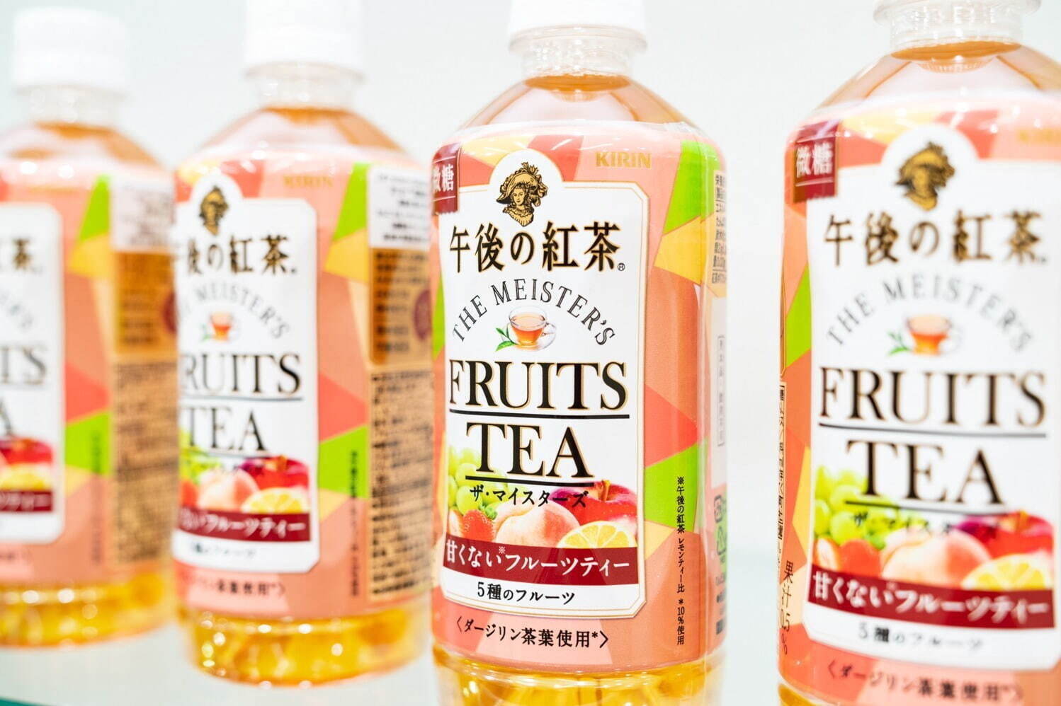 甘くない午後の紅茶 ザ マイスターズ新作 5種の果実の微糖フルーツティー でおしゃれティータイム ファッションプレス 甘くない午後の紅茶 ザ マイスターズ新作 5種の果実の微糖フルーツティー でおしゃれティータイム ファッションプレス