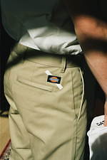 サタデーズ ニューヨークシティ×ディッキーズのコラボパンツ、ロゴ入りテーパード＆クロップドパンツ｜写真15