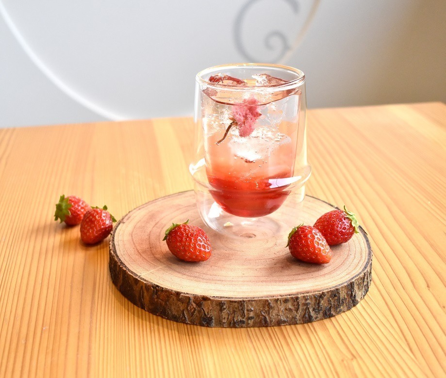 桜薫るストロベリーソーダ 715円(税込)