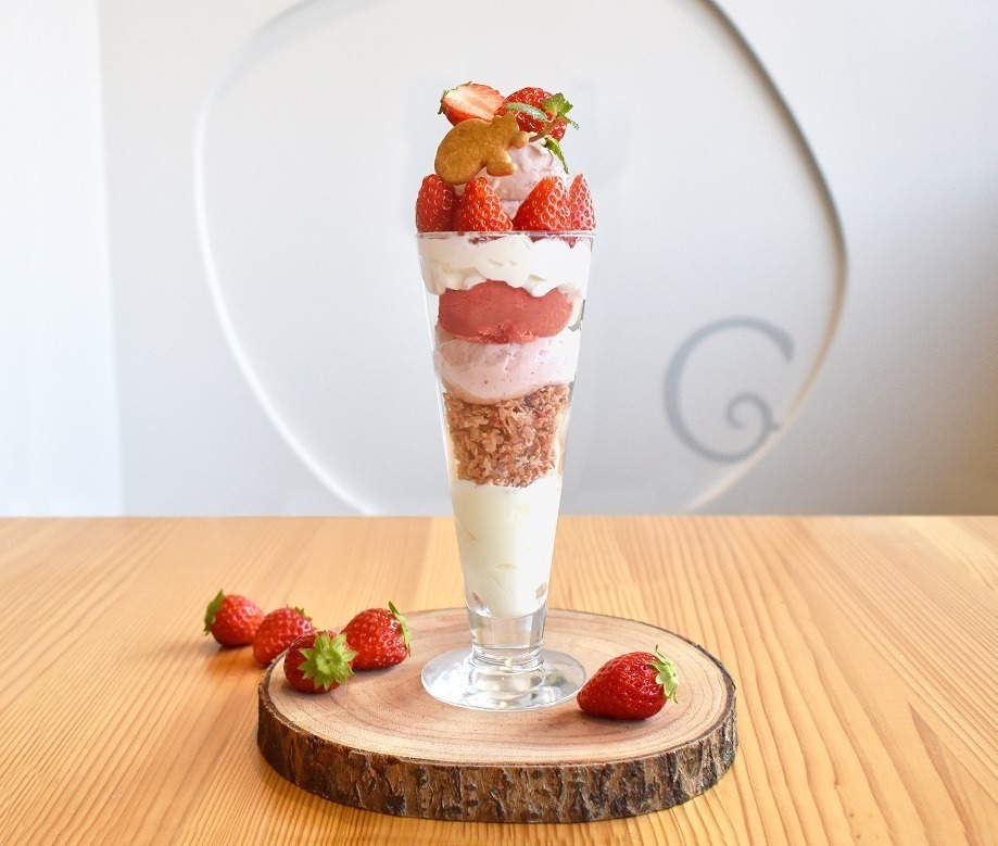 春のシーズナルパフェ～ご褒美いちごと杏仁のパフェ～ 1,400円(税込)