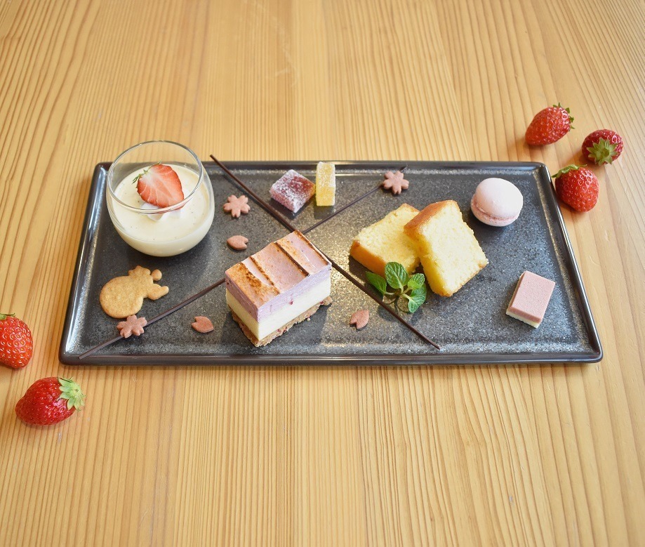 鎌倉紅谷本店カフェ“たっぷり苺＆杏仁”の春限定パフェ、桜＆ほうじ茶パフェや桜薫る苺ソーダも｜写真4