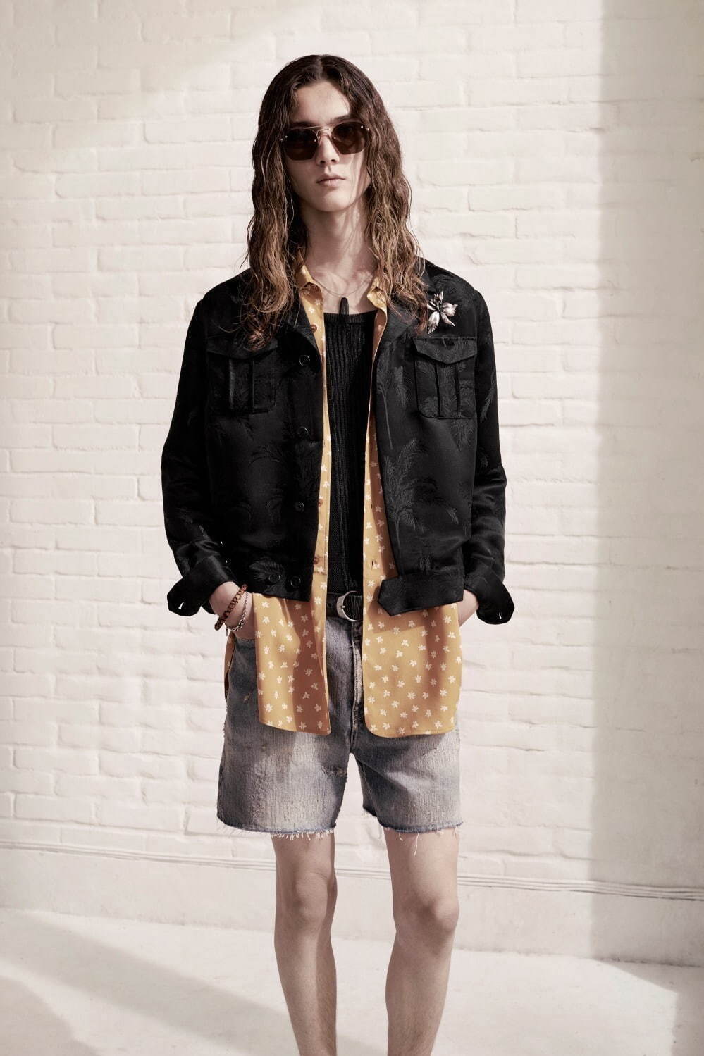 ハーフパンツのメンズ春コーデ シャツ ジャケット スプリングコートと合わせる軽やかな着こなし ファッションプレス