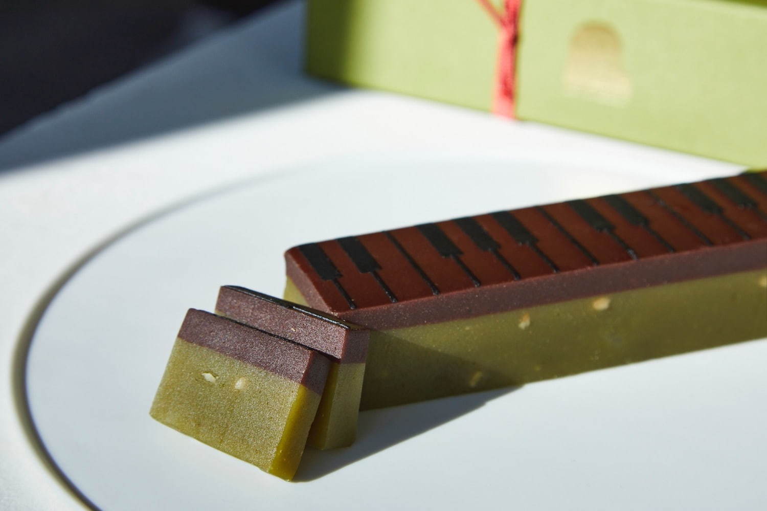 和菓子｜“ピアノモチーフ”の和菓子「ジャズ羊羹」新作ピスタチオショコラ、高級ピスタチオを贅沢に使用