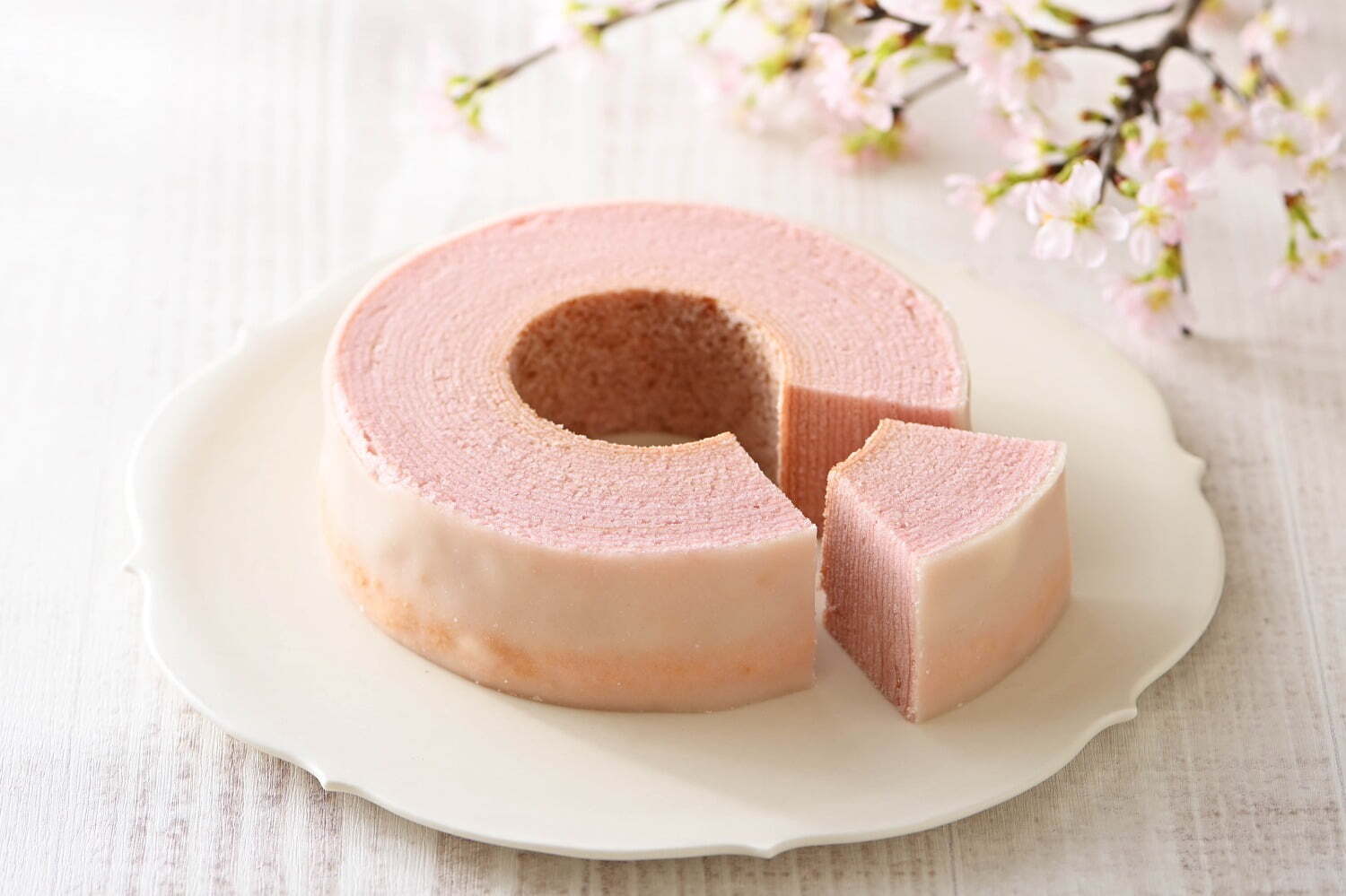 治一郎から 桜餅 のような味わいの 桜バウムクーヘン 桜味バターを使ったラスクも ファッションプレス