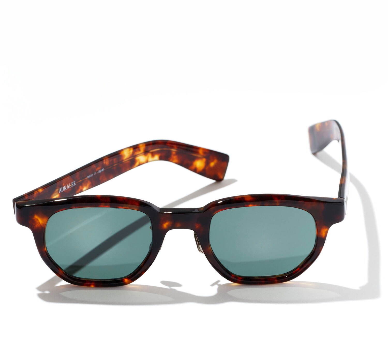 オーラリー“ヘキサゴン型レンズ”のサングラス、アイヴァン 7285のデザイナー中川浩考とコラボ｜写真1