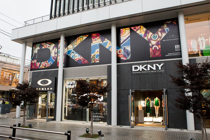 世界10都市に「DKNY」の巨大ロゴ出現！アーティストがロゴをパレットに各々のNYを表現 | 写真