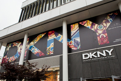 世界10都市に「DKNY」の巨大ロゴ出現！アーティストがロゴをパレットに各々のNYを表現