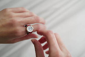 指時計”ブランド「モコ」指輪感覚で楽しめる新感覚ウォッチ、“宝石風