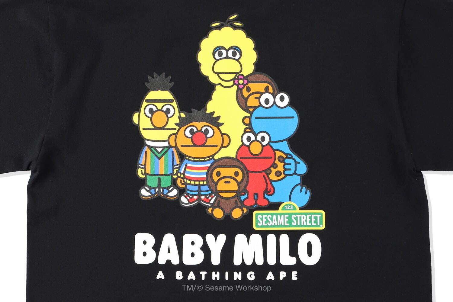ア ベイシング エイプ セサミストリート クッキーモンスター エルモを配したカモ柄tシャツなど ファッションプレス