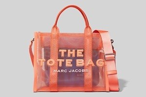 ザ マーク ジェイコブスのバッグ「ザ トート バッグ」軽やかなメッシュ素材で