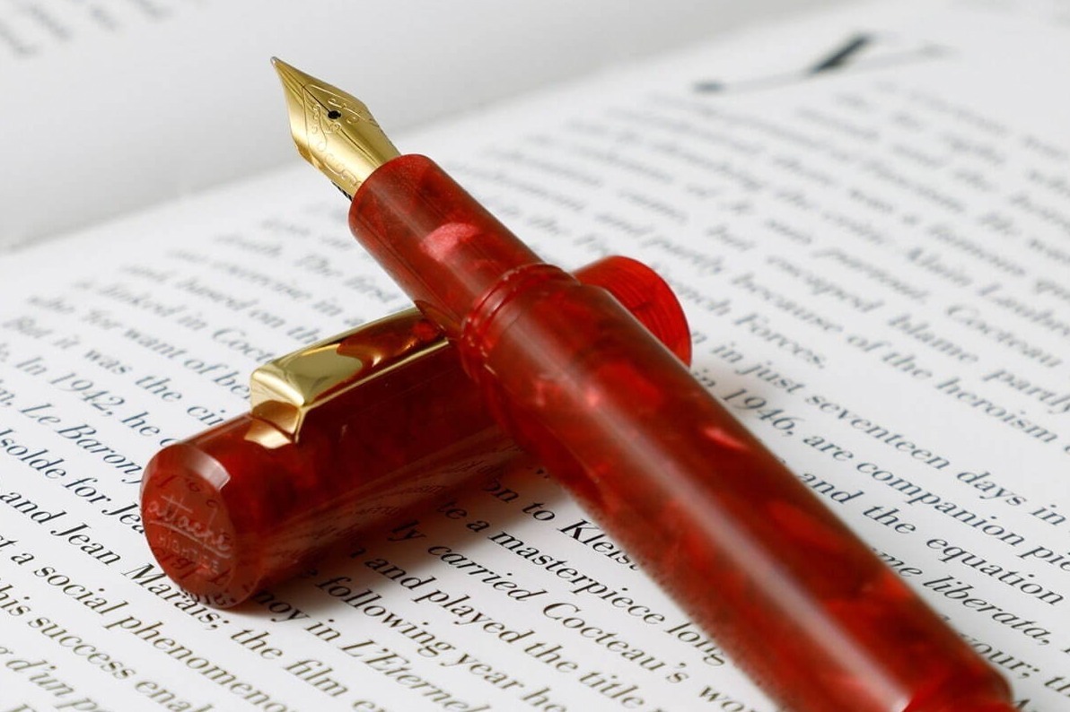 ハイタイド“角度で表情が変わる”マーブル万年筆に限定色レッド、“透かし模様”の和紙レターセットも