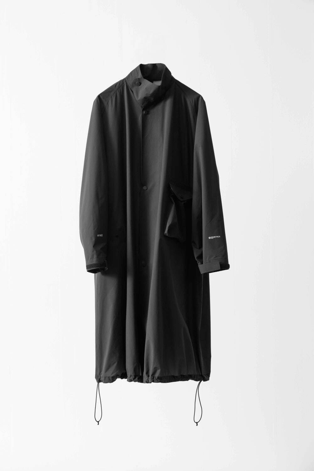 ハイク“小さく畳める”オールブラックのユニセックスコート、ビオトープ