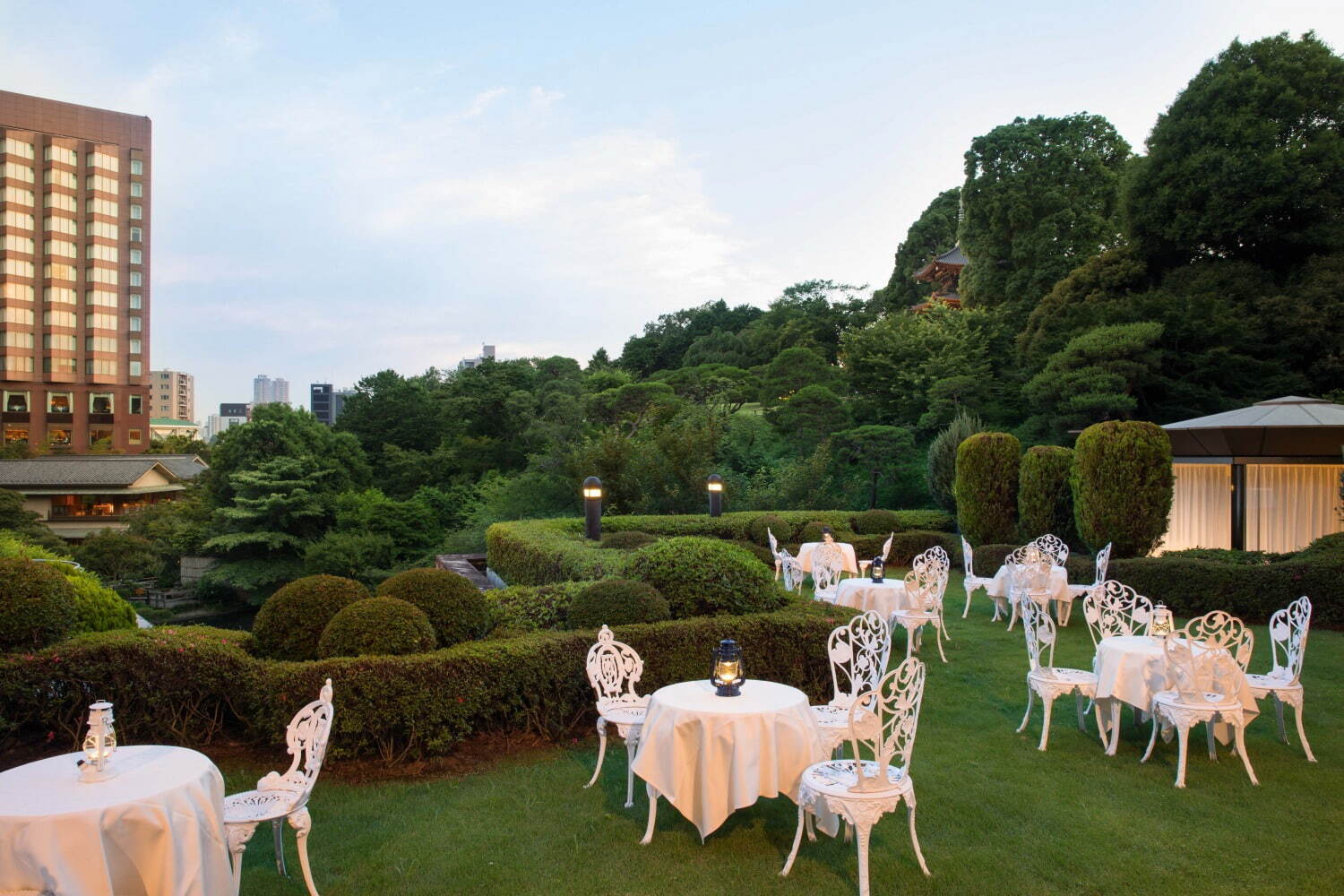 ホテル椿山荘東京の桜スイーツ、紅茶と共に霧で包まれる幻想的な庭園を眺めながら｜写真6