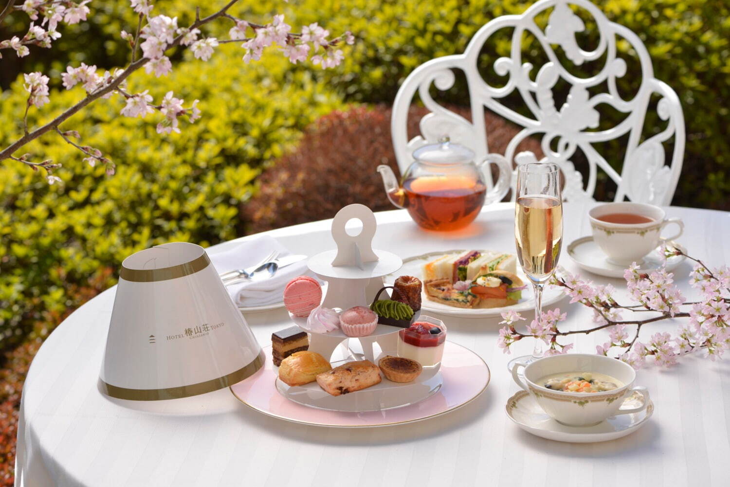 ホテル椿山荘東京の桜スイーツ、紅茶と共に霧で包まれる幻想的な庭園を眺めながら｜写真2